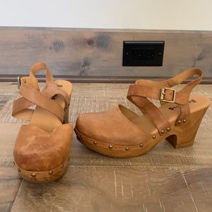 Korks closed toe clogs